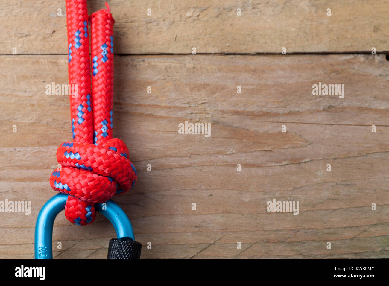 Fishermans nodo con corda rossa sul moschettone con spazio di copia Foto Stock