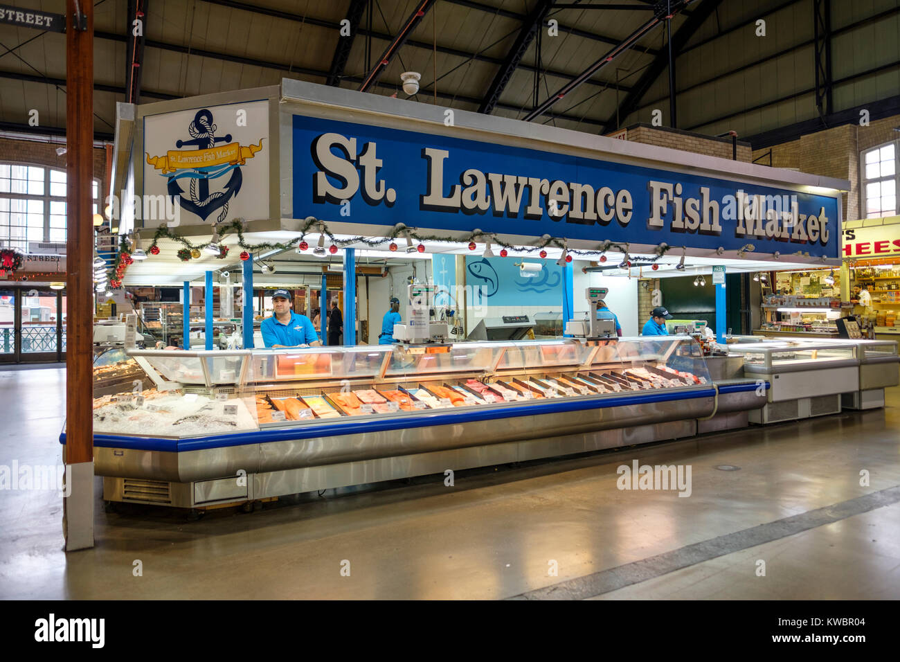 St Lawrence Market, San Lorenzo Mercato del Pesce, pescivendolo la vendita di pesce fresco, Downtown Toronto, Ontario, Canada. Foto Stock