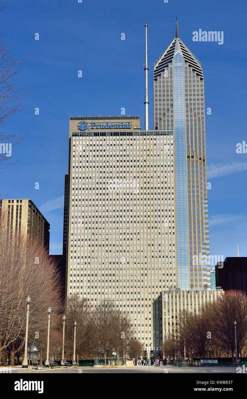 Uno Prudential Plaza, a sinistra e a due Prudential Plaza torreggianti sopra Chicago's Millennium Park. Chicago, Illinois, Stati Uniti d'America. Foto Stock