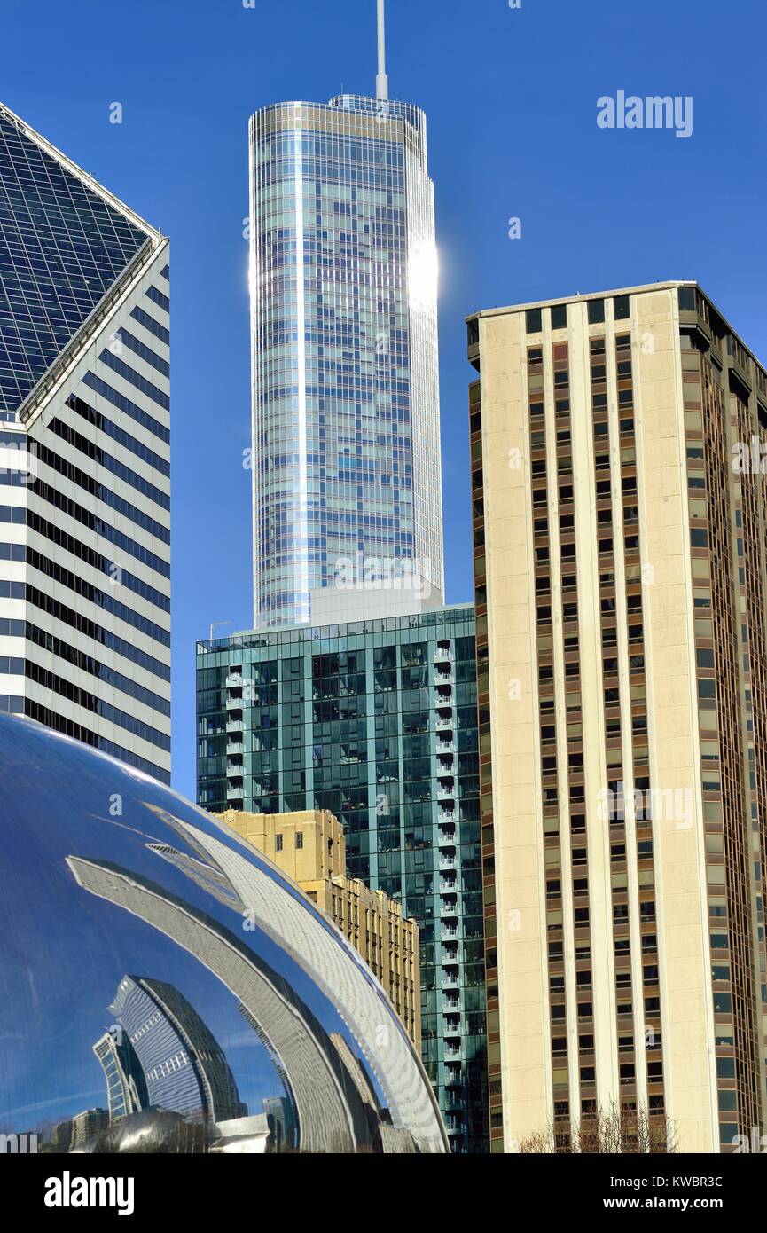 Il Cloud Gate sculpture, inferiore sinistro (noto anche come il fagiolo e il fagiolo) scultura in Millennium Park. Chicago, Illinois, Stati Uniti d'America. Foto Stock