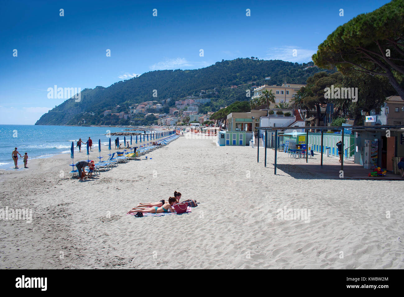 Laigueglia, Liguria, Italia - 3 Maggio 2010: Laigueglia Mediterraneo spiaggia in sabbia in una calda giornata estiva Foto Stock