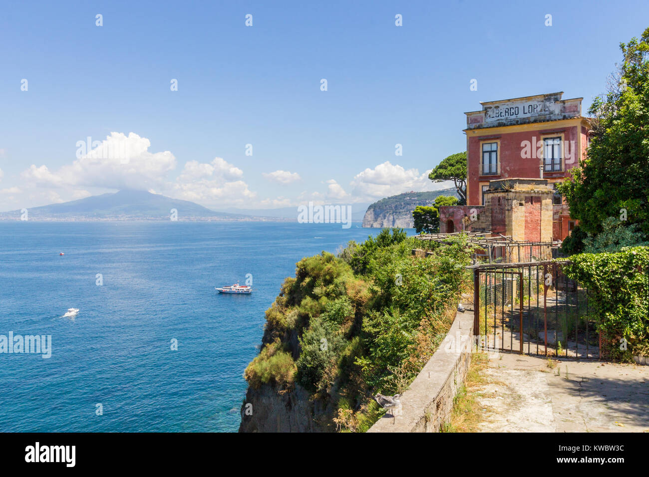 Sorrento, Italia; 23 luglio 2014; ora chiusa Hotel, Albergo Lorelei et Londres sorge sulla scogliera affacciato sulla Baia di Napoli e sul Vesuvio dietro. Foto Stock
