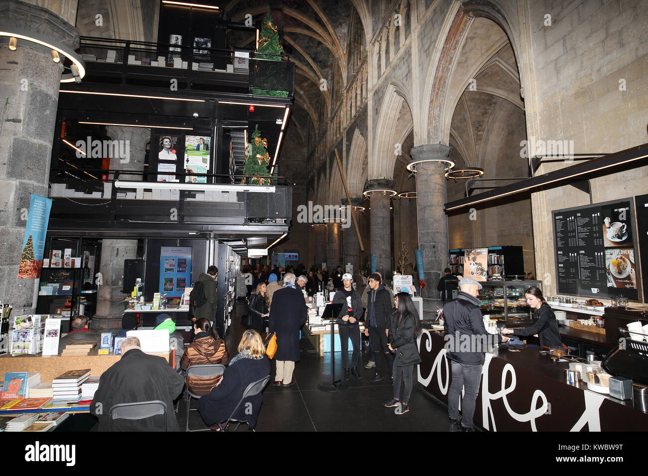 Boekhandel Dominicanen o Domenicani Bookstore è una libreria o bookshop all'interno di una chiesa duecentesca di Maastricht, Paesi Bassi. Foto Stock
