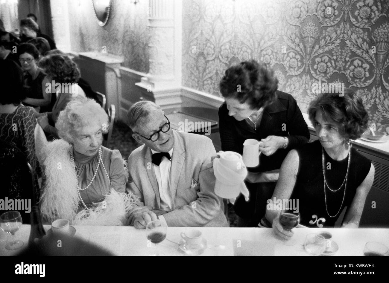 Ricco e povero contrasto Regno Unito anni '1970 Classe Ppper anziani in una cena danzante, membri del partito conservatore del Monday Club, servizio di cameriera in contrasto con stili di vita. Hurlingham Club Fulham Londra 1975 Gran Bretagna HOMER SYKES Foto Stock