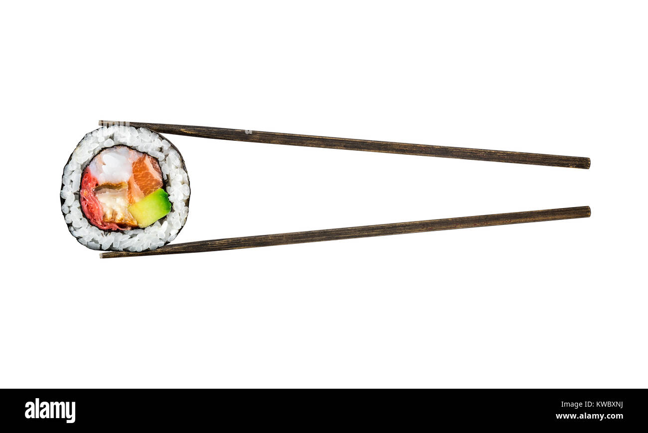 Rotolo di Sushi con Salmone e Gamberetti e avocado isolati su sfondo bianco Foto Stock