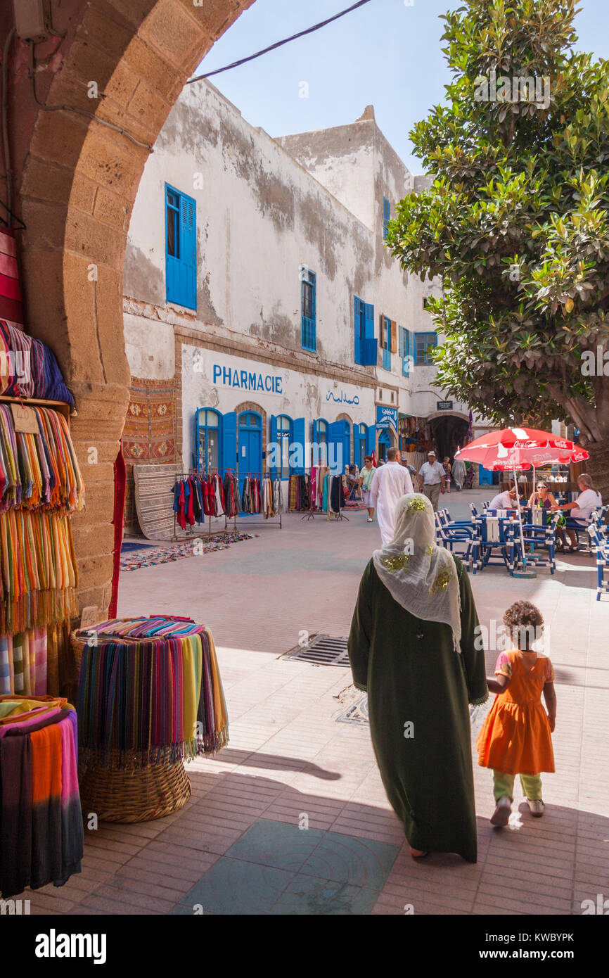 Donna e bambino a piedi attraverso un arco, Essaouira, Marocco, Africa del Nord Foto Stock