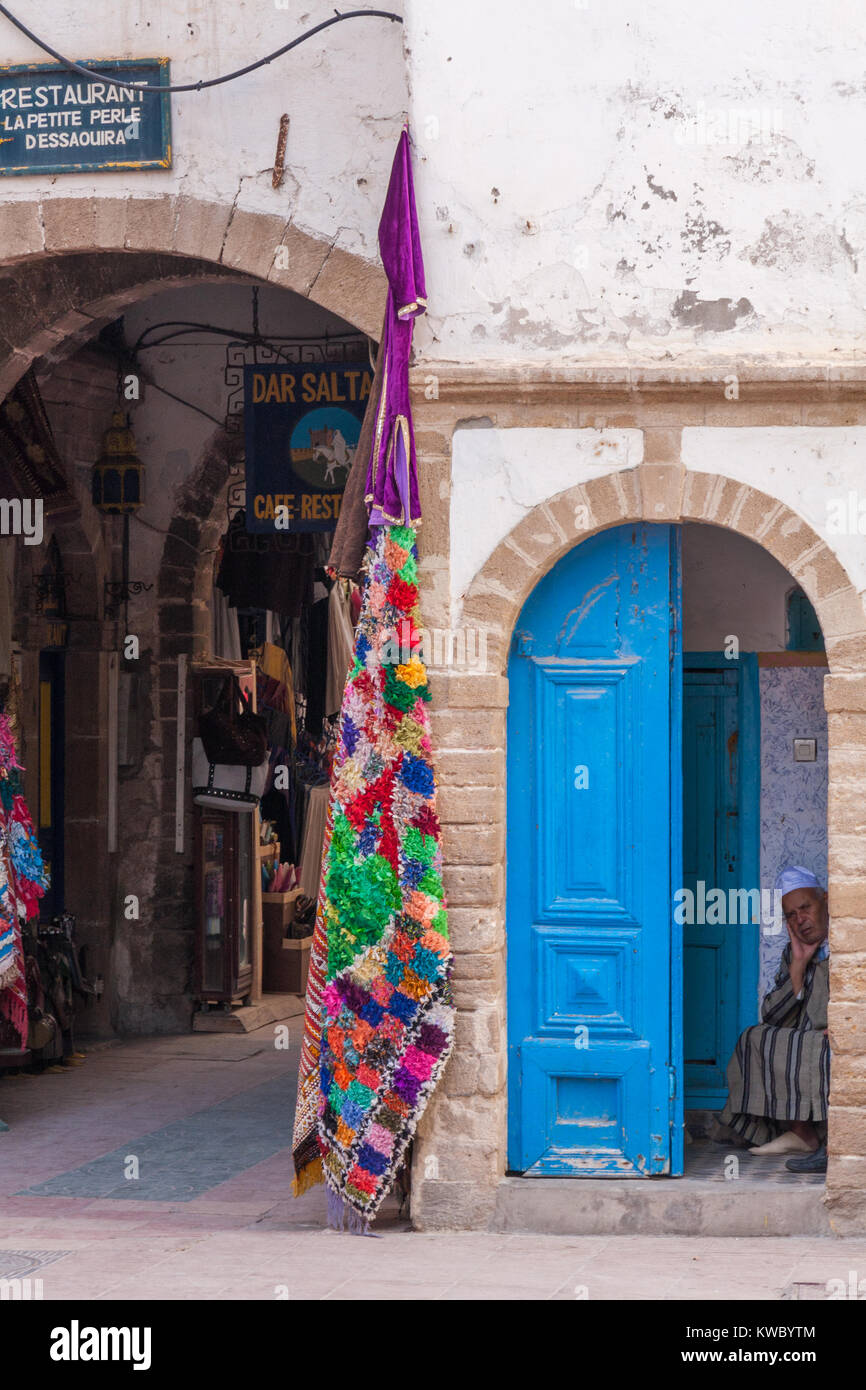 L uomo del peering fuori porta, Essaouira, Marocco, Africa del Nord Foto Stock