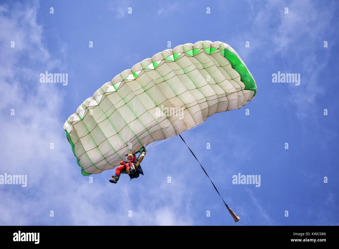 Extreme active parapendio flyng oltre Foto Stock