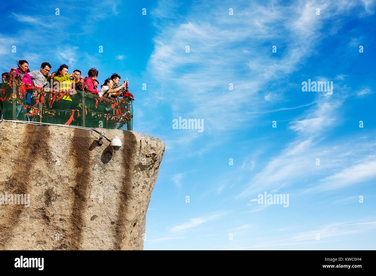 Montare Hua, Provincia di Shaanxi, Cina - 6 Ottobre 2017: turisti ammirare la vista panoramica dal Monte Huashan. Foto Stock