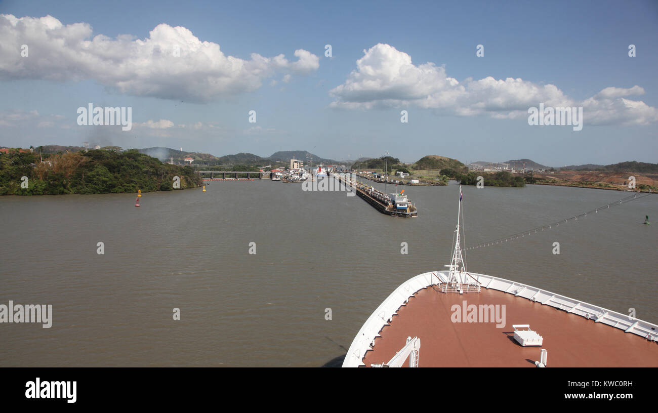 Prua di nave da crociera vela verso Miraflores serratura, sul Canale di Panama, America centrale. Foto Stock
