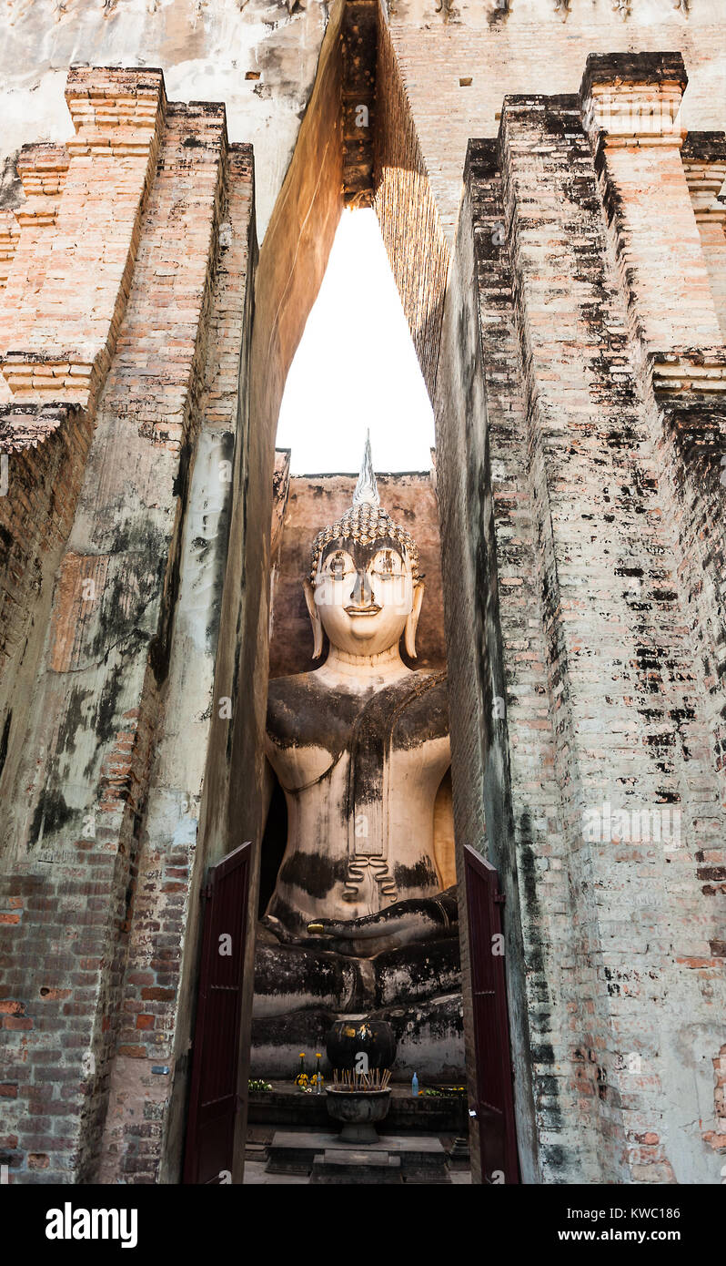 La struttura la rovina di Sri Chum tempio di Sukhothai Historical Park, Thailandia Foto Stock
