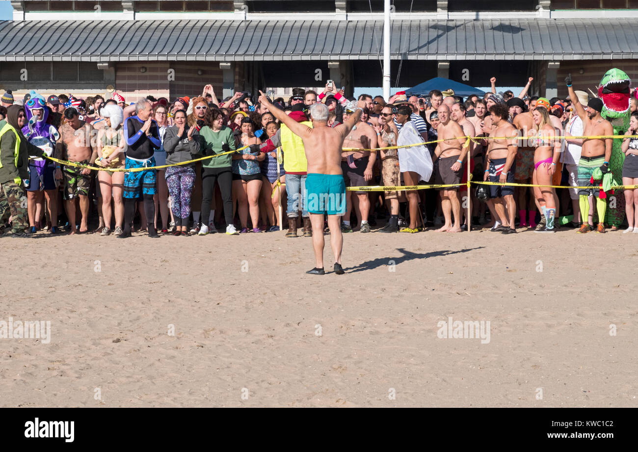 Il primo nuotatori attendono entrata nell'Oceano Atlantico al 114Polar Bear Club Capodanno nuotare. Foto Stock