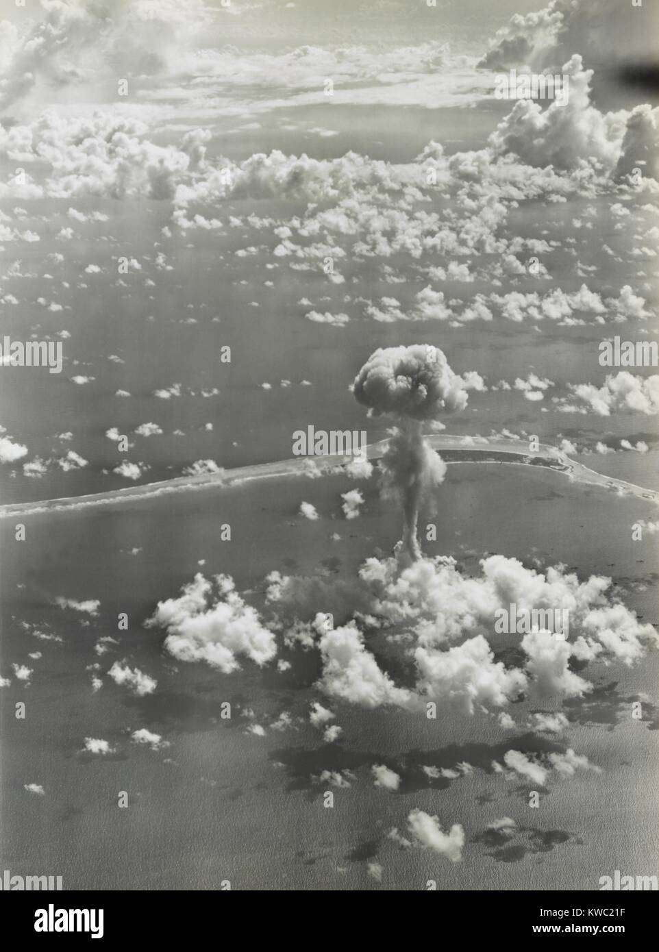 Il test in grado di funzionamento crocevia, 1 luglio 1946. La bomba è stata fatta cadere da un B-29 e detonò a 520 piedi. È stata la prima esplosione nucleare poiché la bomba di Nagasaki di Agosto 9, 1945. In grado ha avuto la forza di 20.000 tonnellate di TNT. (BSLOC 2015 2 1) Foto Stock