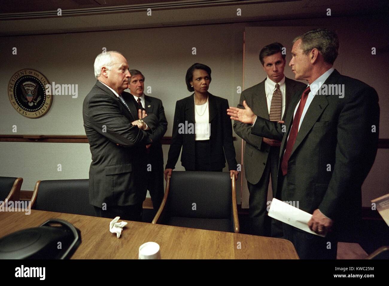 Riunione alla Casa Bianca Emergency Operations Center, Sett. 11, 2001. Il Presidente George W Bush si incontra con, da sinistra: VP Dick Cheney; Capo del Personale Andy Card; Condoleezza Rice, consigliere per la sicurezza nazionale; agente speciale Carl Truscott dell'U.S. Il servizio segreto. (BSLOC 2015 2 140) Foto Stock