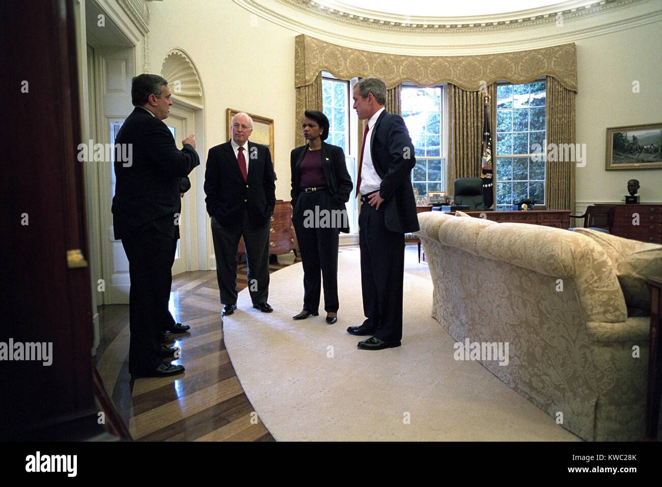 Il Presidente George W Bush con la CIA Dir. George Tenet, VP Dick Cheney e Condoleezza Rice. Il 7 ottobre, 2001, "l'Operazione Enduring Freedom', iniziata con Stati Uniti, britannici e truppe afghane contro Al Qaeda in Afghanistan. (BSLOC 2015 2 172) Foto Stock