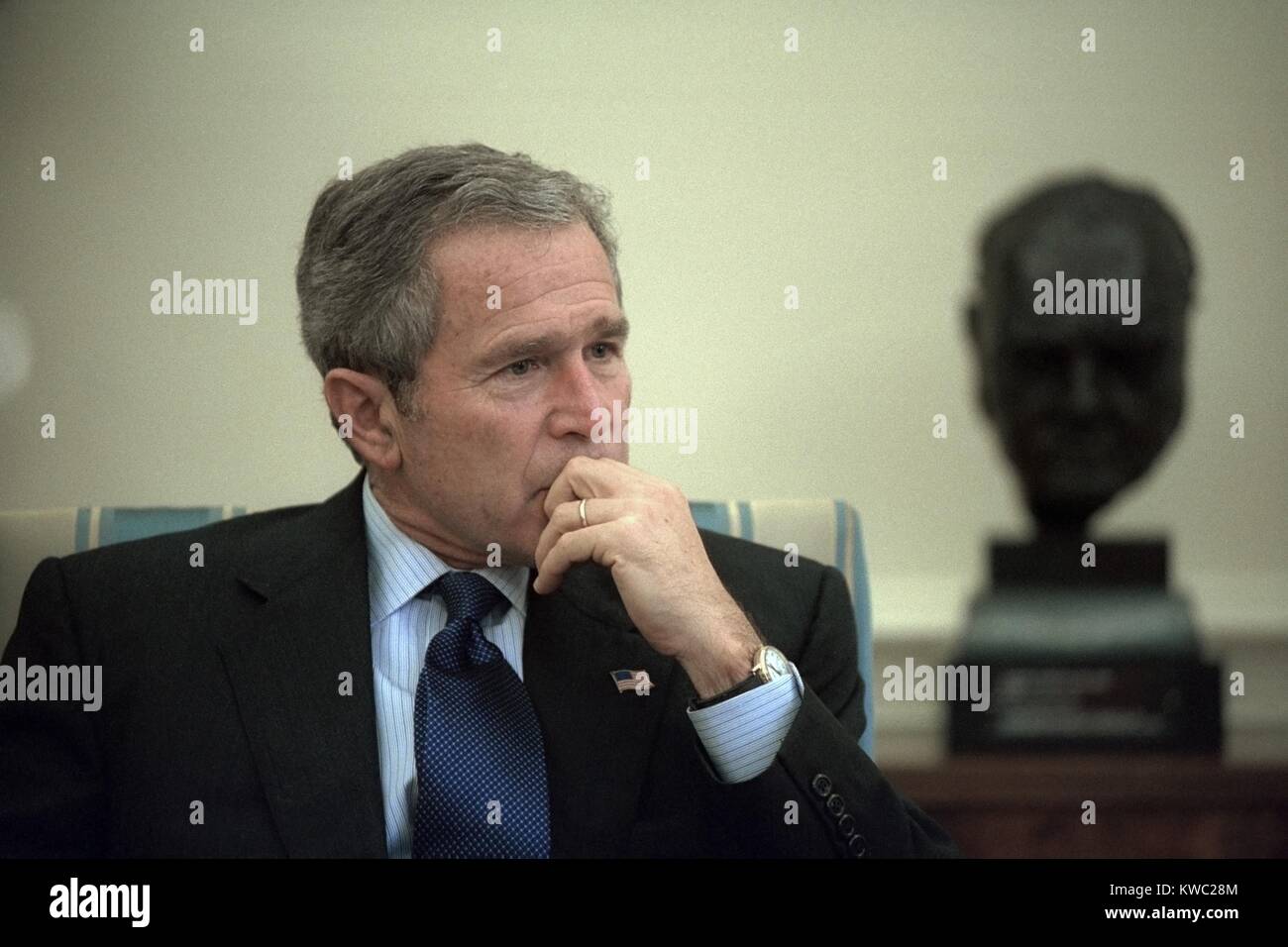 Il Presidente George W Bush durante una riunione in ufficio Ovale della Casa Bianca. Il 10 di ottobre, 2001. In fondo è un busto di Winston Churchill. L Operazione Enduring Freedom combattere in Afghanistan avviato tre giorni precedenti il 7 ottobre 2001. (BSLOC 2015 2 173) Foto Stock
