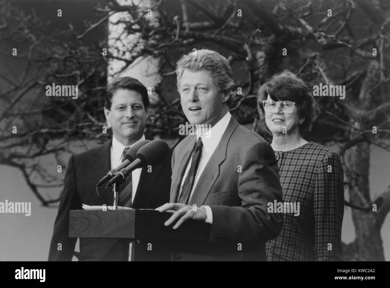 Il presidente Bill Clinton con VP Albert Gore e Attorney General Janet reno. Reno è stata la prima donna procuratore generale e servito per 8 anni. (BSLOC 2015 2 188) Foto Stock