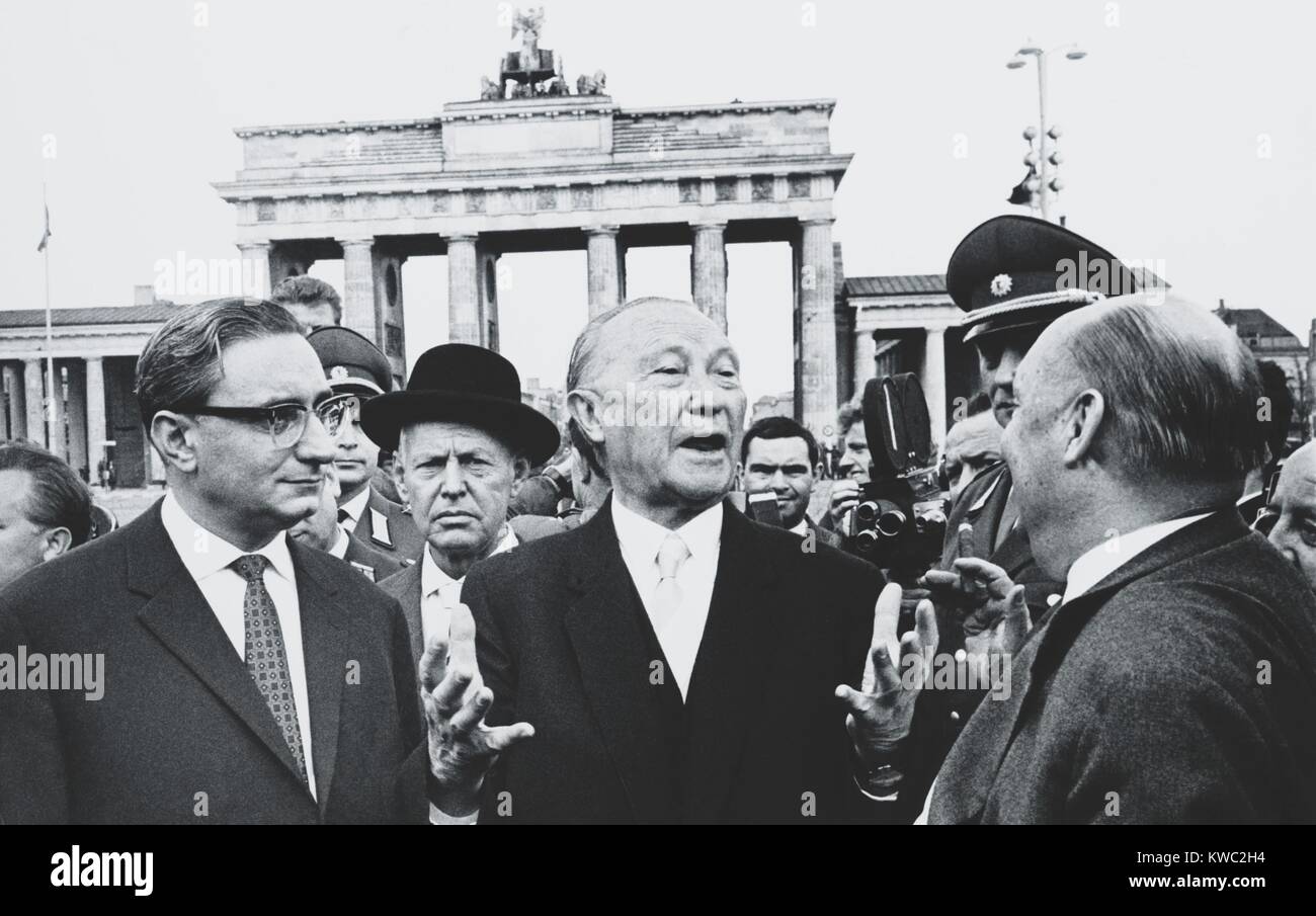A ovest il Cancelliere tedesco Konrad Adenauer presso la Porta di Brandeburgo, il 31 ottobre 1963. Adenauer, è stato il primo cancelliere tedesco occidentale Repubblica Federale, un ufficio che ha svolto per 14 anni. L-R: Berlino Vice Sindaco Fritz Amrehn; Adenauer; Ernest Lemmer, ministro degli affari tedesca. (BSLOC 2015 2 266) Foto Stock
