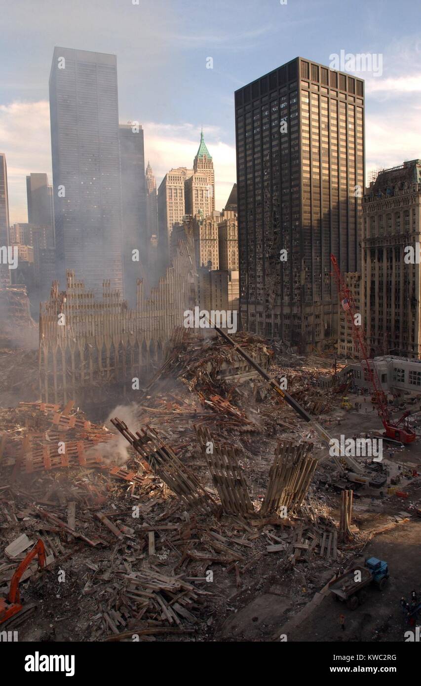Vista del punto zero al suolo da nord-ovest dopo 9-11 attacchi terroristici. In primo piano a sinistra sono i ruderi della Torre Nord e al centro, quelle della South Tower. Più di un milione di tonnellate di macerie rimasto presso il World Trade Centre. Sett. 17, 2001, New York City. (BSLOC 2015 2 94) Foto Stock