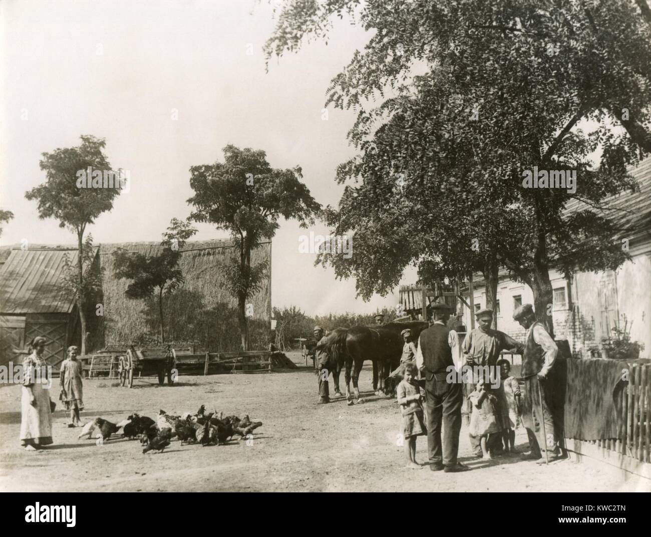 Tedeschi del Volga in Russia, ca. 1910-1930. In Settembre. 1941, 512,000 furono costretti in esilio interno in URSS, inviato in Siberia e in Kazakistan. Gli uomini di età compresa tra i 15 e 55 sono stati separati dalle loro famiglie per campi di lavoro forzato. Caterina la Grande ha invitato gli europei (tranne gli ebrei) ad emigrare in Russia dove essi avrebbero consentito di mantenere la loro lingua e cultura. (BSLOC 2015 13 112) Foto Stock