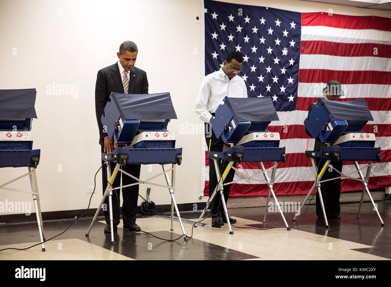 Il presidente Obama voti a Martin Luther King Jr. Community Center di Chicago, Illinois. Egli ha votato all'inizio il 25 ottobre 2012. (BSLOC 2015 13 143) Foto Stock