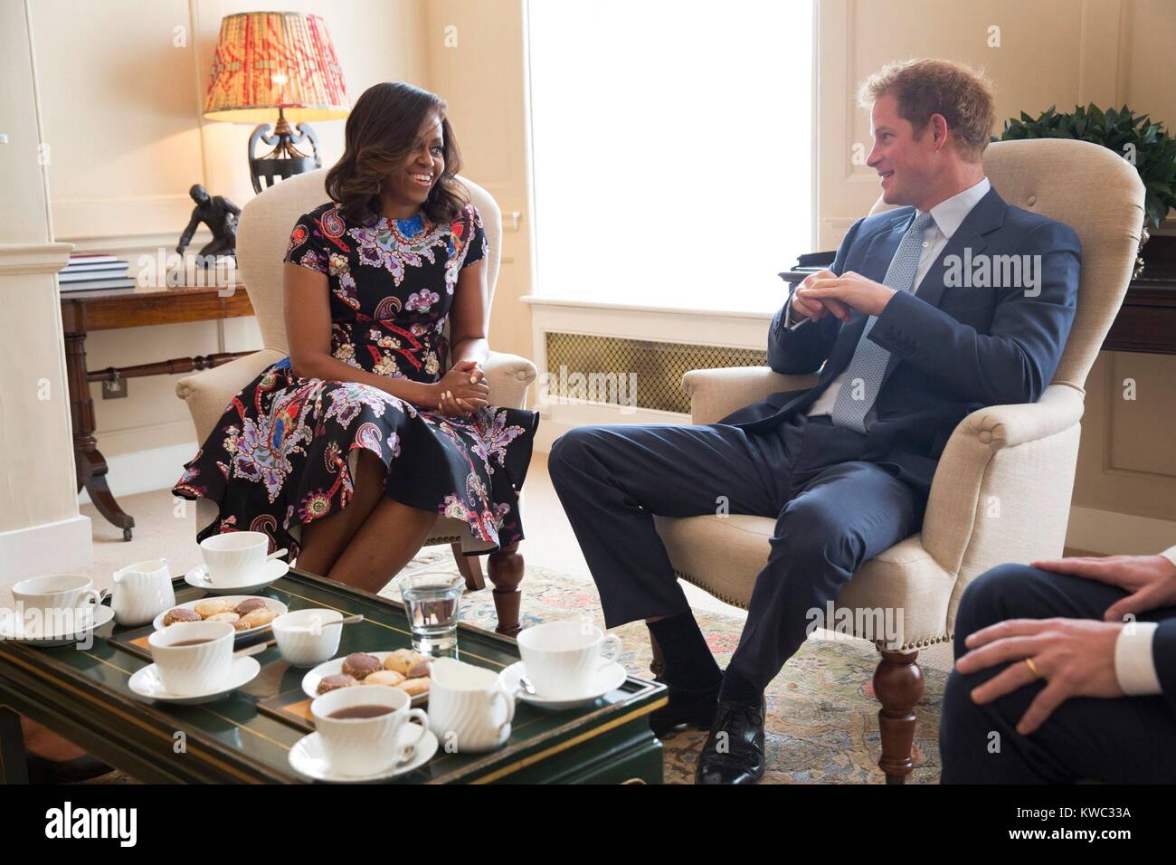 La First Lady Michelle Obama incontra con il principe Harry al Kensington Palace di Londra, giugno 16, 2015. Si discute la 'Lasciare le ragazze imparare" programma, il governo degli Stati Uniti l'iniziativa per garantire le ragazze adolescenti di tutto il mondo hanno accesso all'istruzione. (BSLOC 2015 13 196) Foto Stock