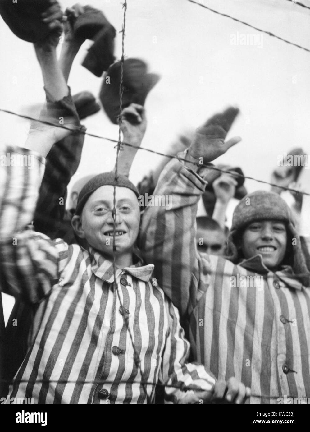 Prigionieri di Dachau onda e allietare il settimo US Army liberatori da dietro un filo spinato. Aprile 29, 1945, guerra mondiale 2 (BSLOC 2015 13 20) Foto Stock