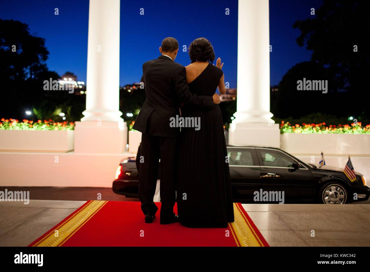 Il presidente Barack Obama e Michelle Obama Wave addio al Presidente Shimon Peres di Israele. Dal portico settentrionale della Casa Bianca in seguito ad una cena in suo onore. Giugno 13, 2012 (BSLOC 2015 13 205) Foto Stock