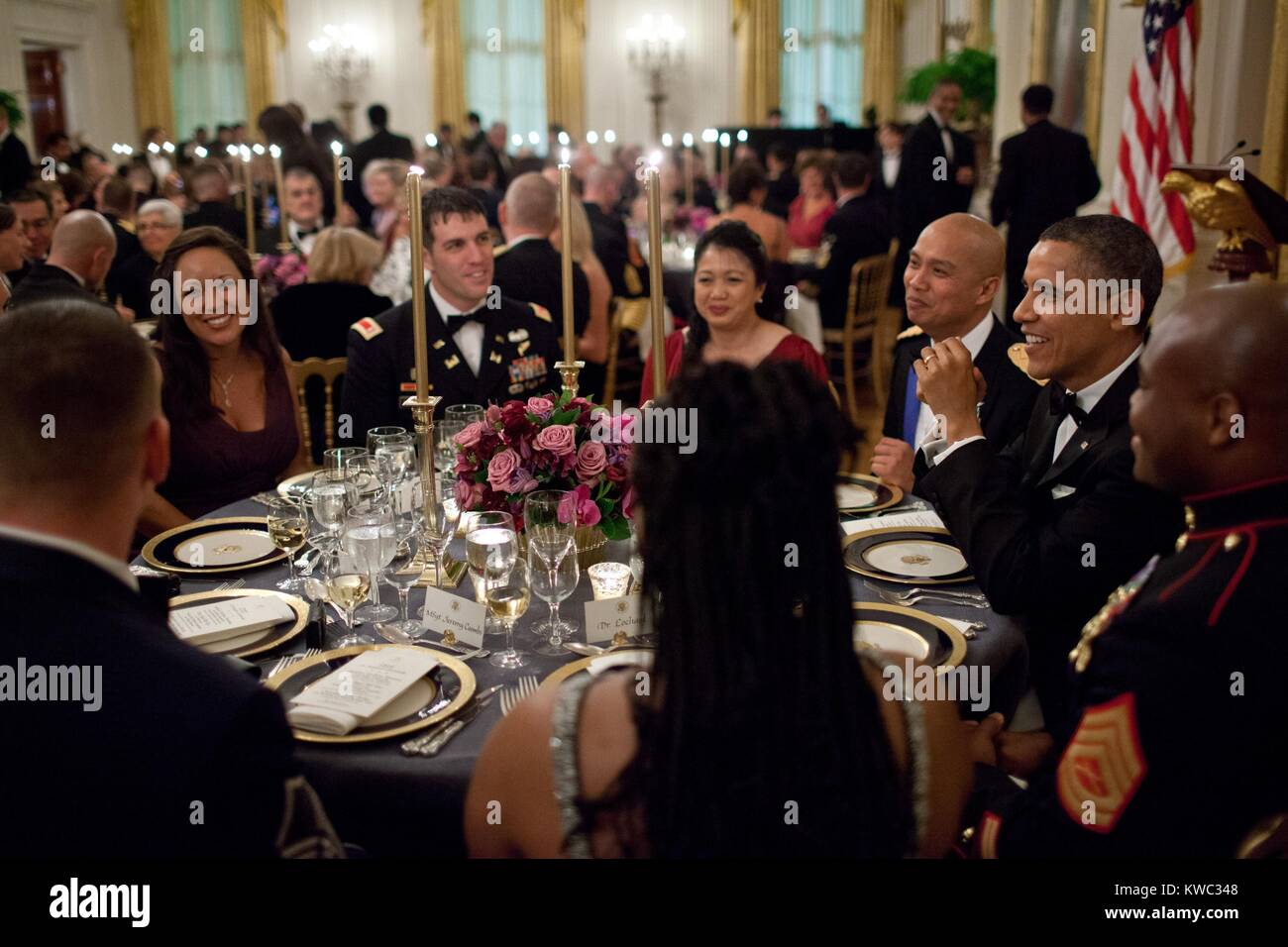 Il presidente Barack Obama il tavolo presso il Dipartimento della Difesa la cena, Feb 29, 2012. La cena era tenuto a onorare i membri delle forze armate che hanno servito in Iraq e in Afghanistan, East stanza della casa bianca (BSLOC 2015 13 207) Foto Stock