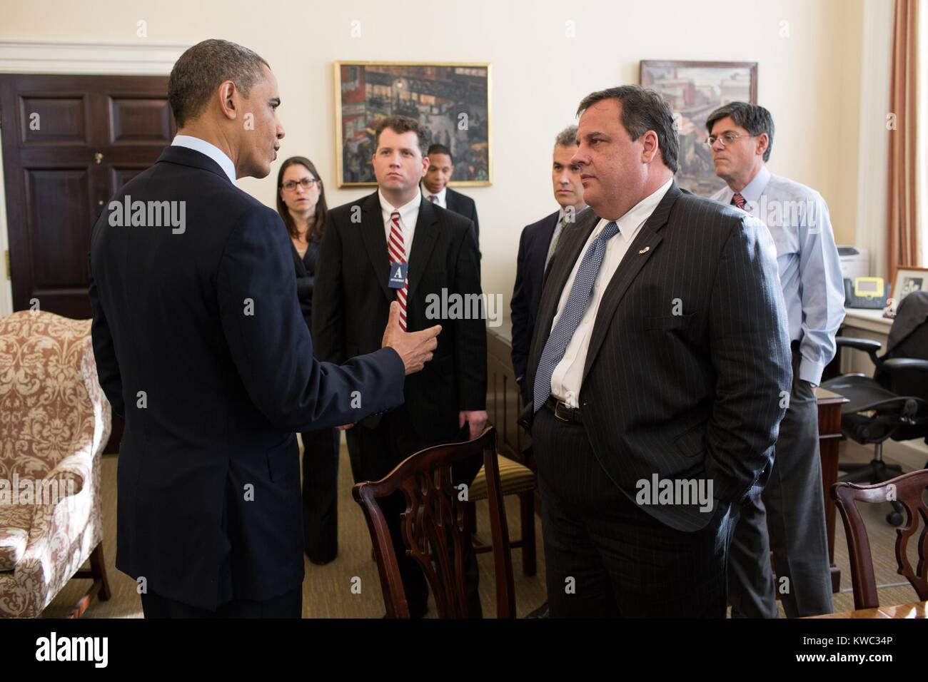 Il presidente Obama saluta New Jersey governatore Chris Christie e il suo staff a capo del personale Jack Lew West Wing office. Christie era alla ricerca di un aiuto supplementare per il New Jersey in scia distruttiva di uragano di sabbia. 6 dicembre 2012. (BSLOC 2015 13 214) Foto Stock