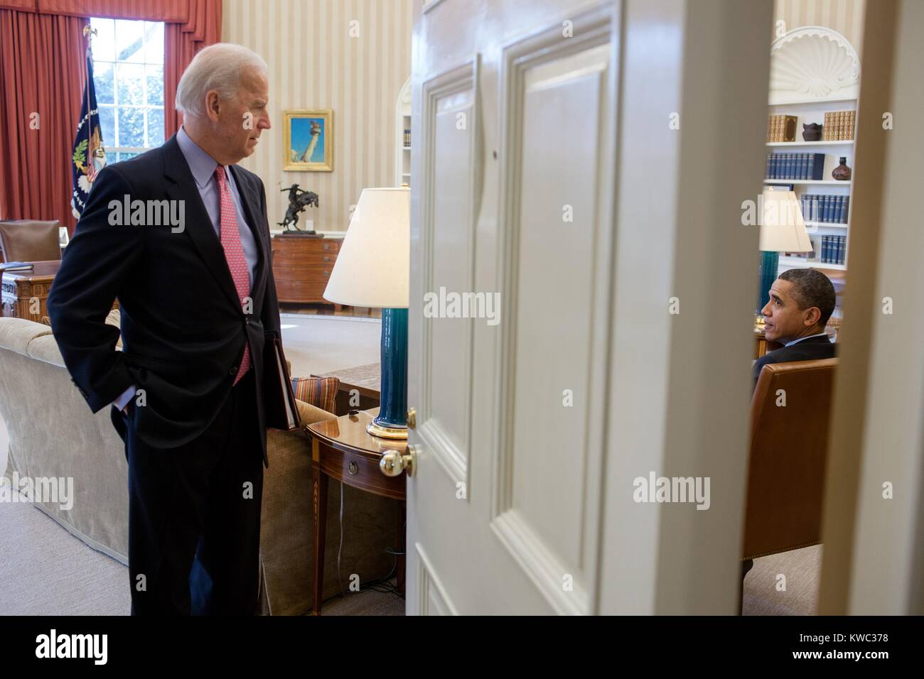 Il presidente Barack Obama e VP Joe Biden parlare a seguito di un ufficio ovale riunione. Il 2 marzo 2012. (BSLOC 2015 13 238) Foto Stock
