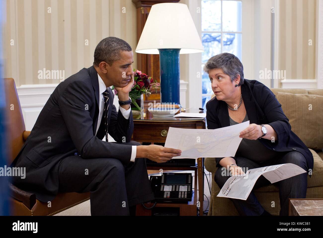 Il presidente Barack Obama incontra con Homeland Security Segretario Janet Napolitano. Ufficio Ovale, Casa Bianca, Gennaio 31, 2012 (BSLOC 2015 13 245) Foto Stock