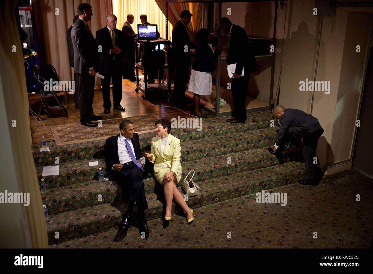 Il presidente Barack Obama si rilassa con Senior Advisor Valerie Jarrett. Hanno parlato dietro le quinte prima di un ricevimento in Philadelphia, Pa., 30 giugno 2011. (BSLOC 2015 13 252) Foto Stock