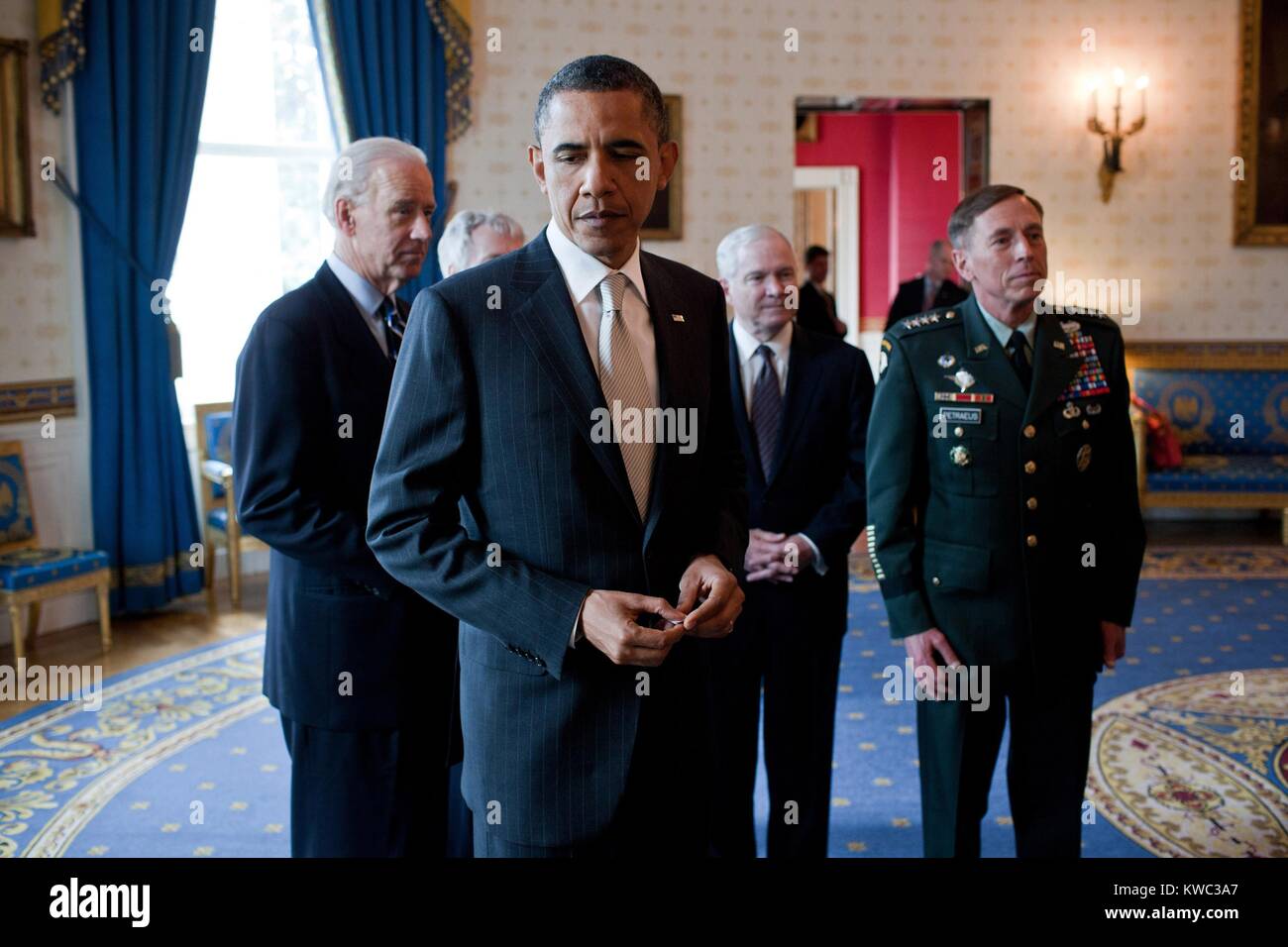 Il presidente Barack Obama prima di annunciare la leadership militare cambia, 21 aprile 2011. Egli ha nominato Gen Petraeus per il direttore della CIA, e Leon Panetta per sostituire ritirarvi difesa Sec. Cancelli. L-R: Joe Biden; difesa Sec. Robert Gates; e gen. David Petraeus. (BSLOC 2015 13 275) Foto Stock