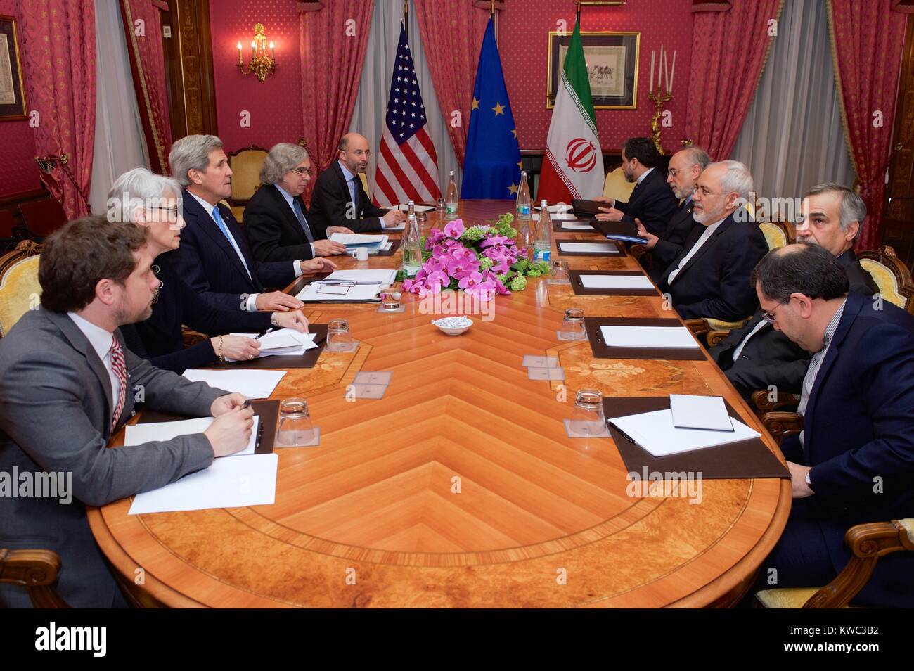 Ministro degli Esteri iraniano Zarif e rappresentanti degli Stati Uniti in programma nucleare iraniano negoziati. Lausanne, Svizzera, Marzo 29, 2015. Sul lato sinistro della tabella: Jon Finer, Wendy Sherman, John Kerry, Ernest Moniz, Robert Malley. Sulla destra sono Ministro degli Esteri iraniano Javad Zarif (centro), e il dottor Ali Akbar Salehi (su Zarif è di destra), il Vice Presidente dell'Iran per l'energia atomica con i loro consulenti. (BSLOC 2015 13 286) Foto Stock