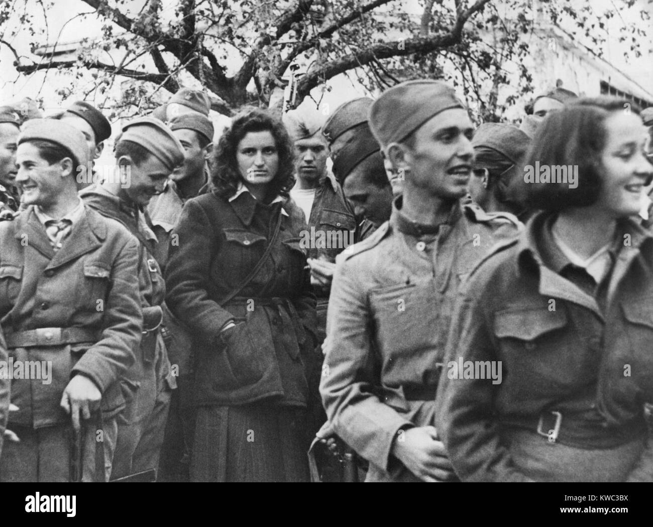 Gruppo di partigiani iugoslavi durante la guerra mondiale 2 include le donne combattenti. Ca. 1944. (BSLOC 2015 13 35) Foto Stock