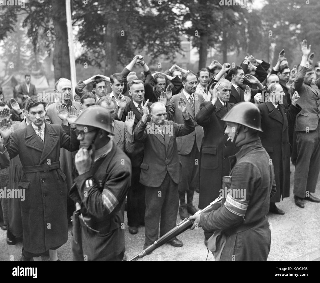 Collaboratori con nazista tedesco occupanti sotto arresto da parte di Nijmegen, Olanda. La città è stata liberata dagli americani truppe aviotrasportate durante l'operazione Market Garden. Sett. 20, 1944. Guerra Mondiale 2 (BSLOC_2015_13_93) Foto Stock
