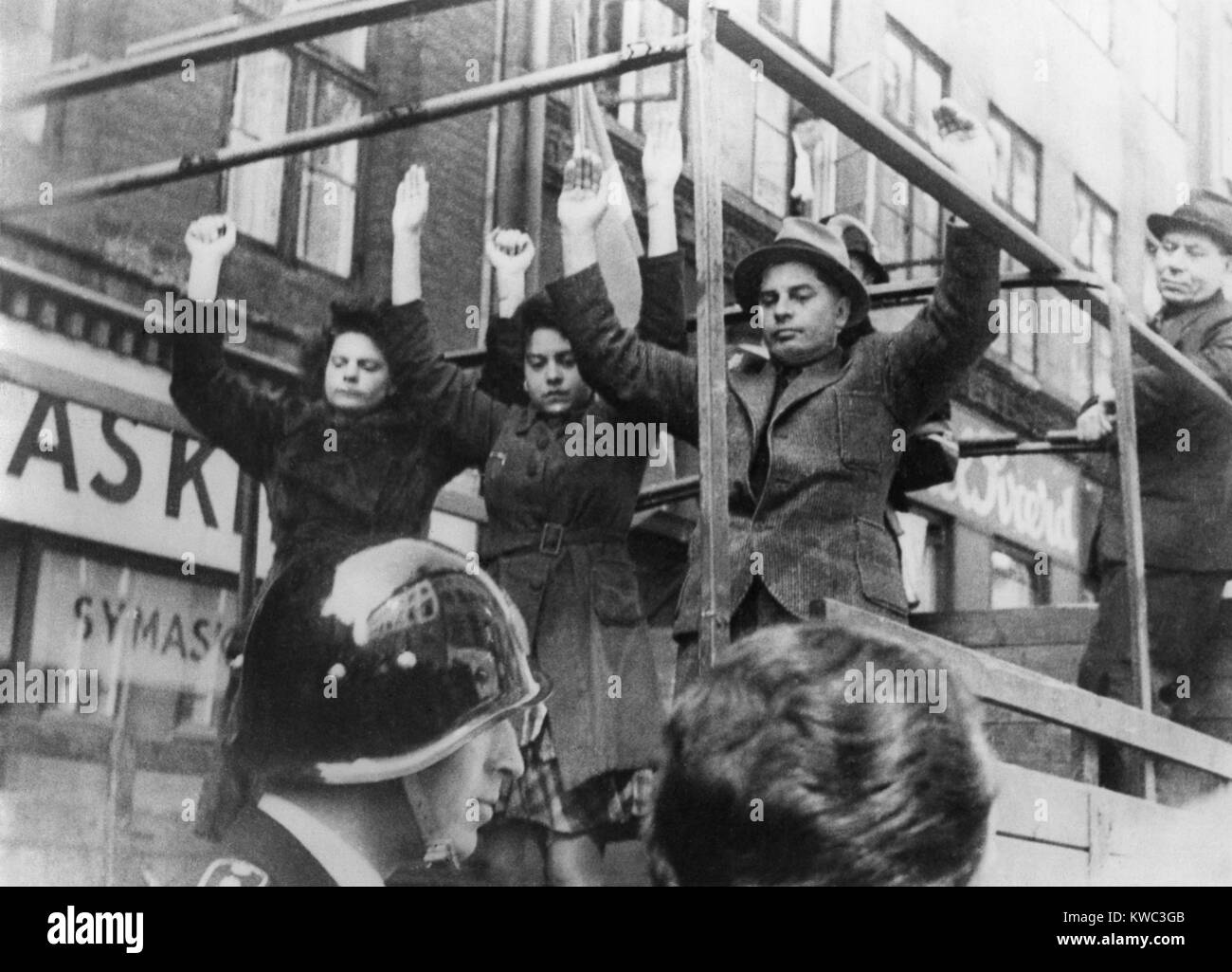 Collaboratori nazisti su un carrello sotto la protezione della metropolitana danese partigiani. Il giorno precedente, 4 maggio, 1945, Copenaghen fu liberata dalle forze britanniche. Guerra Mondiale 2 (BSLOC 2015 13 94) Foto Stock