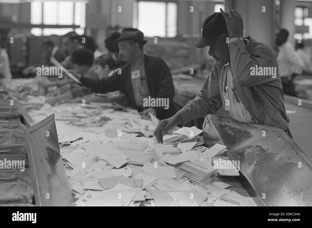African American impiegati postali lo smistamento accanto a lavoratori di bianco. 1 marzo, 1966, Washington, D.C. nelle vicinanze. (BSLOC 2015 14 106) Foto Stock
