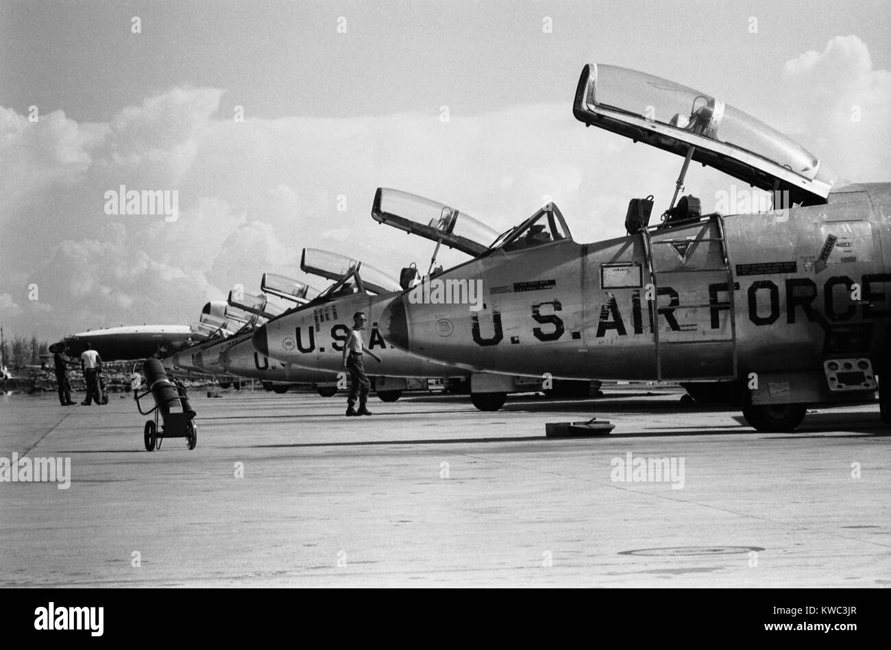 Stati Uniti Air Force getti tutte con cabine di pilotaggio aperto sulla affollata Da Nang linea di volo nel Vietnam del Sud. Sett. 12, 1965. (BSLOC 2015 14 125) Foto Stock