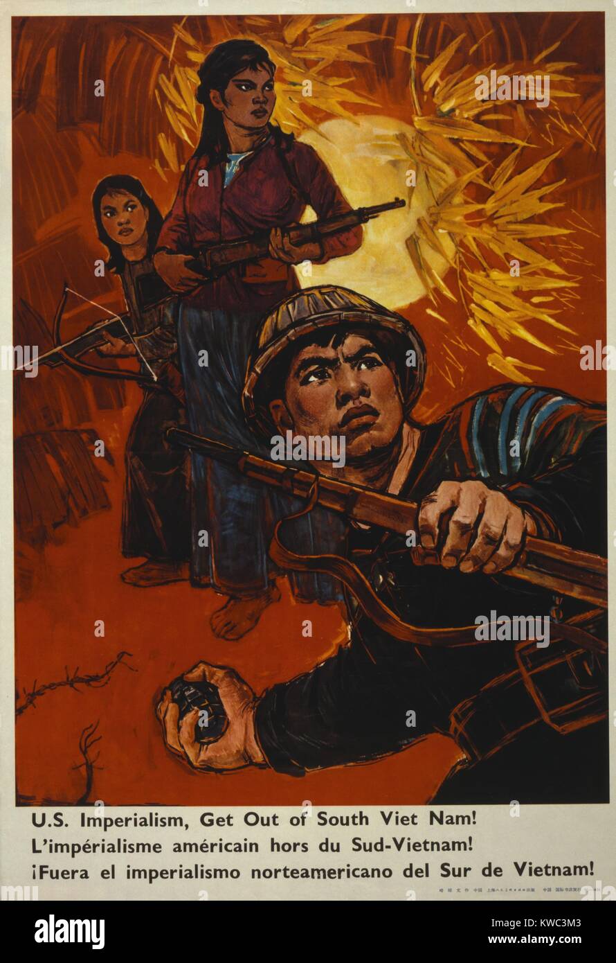 La Cina comunista manifesto dice, 'imperialismo USA, ottenere al di fuori del Sud Viet Nam!' ca. 1970. Poster raffigura uomini e donne soldato del Vietnam del Nord in eroiche in una giungla. (BSLOC 2015 14 136) Foto Stock