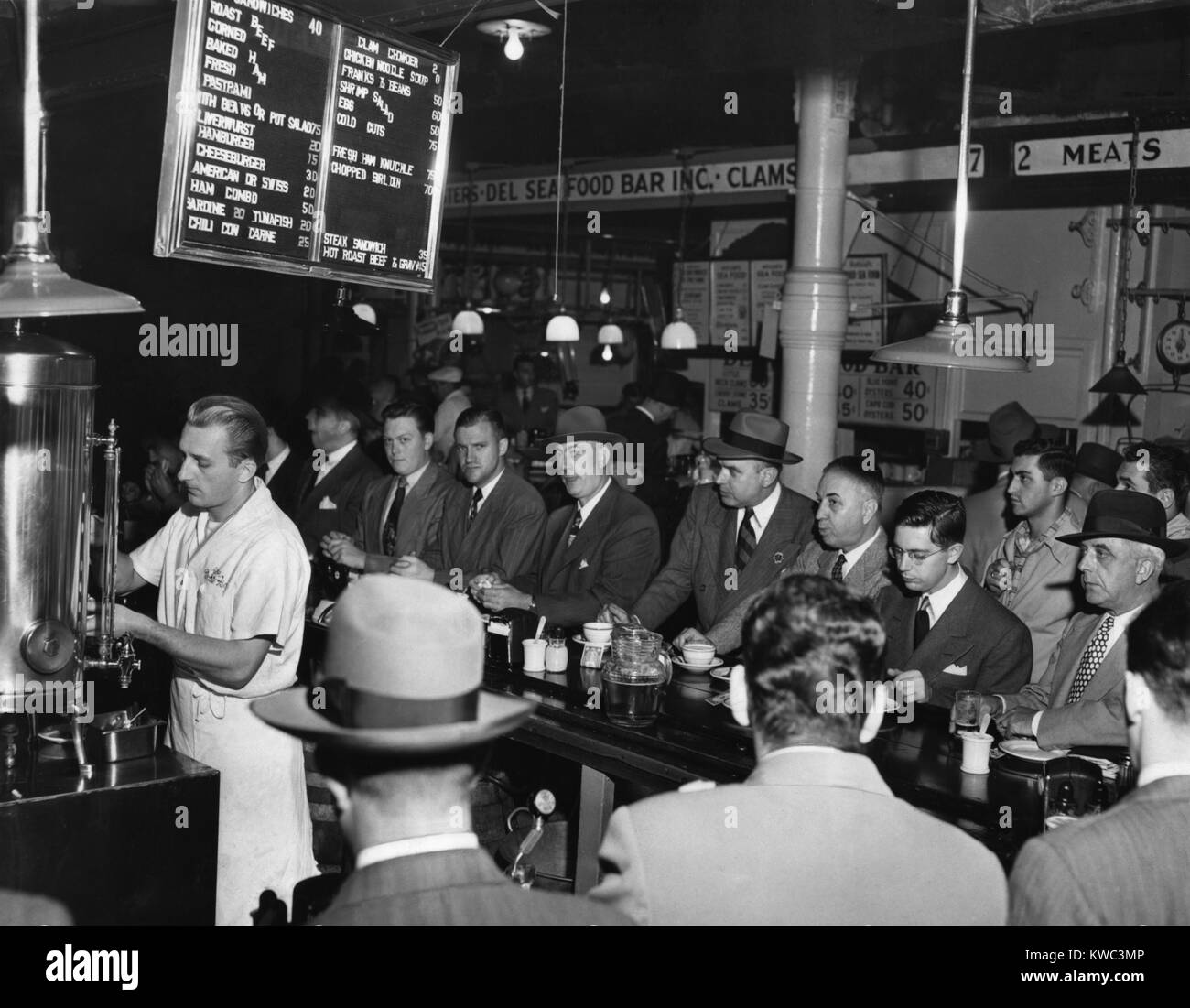 Imprenditori di mangiare al Pete's Bar nel mercato di Washington, New York City, 1950. (BSLOC 2015 14 143) Foto Stock