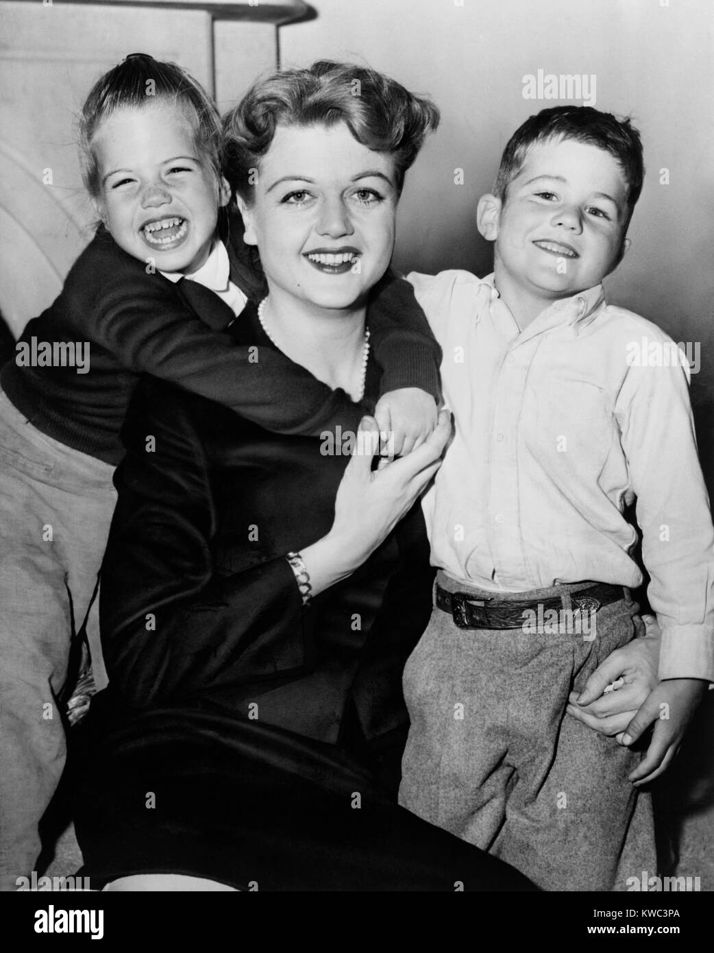 L'attrice Angela Lansbury con la figlia Deidre e figlio Andrew, 1957. (BSLOC 2015 14 160) Foto Stock