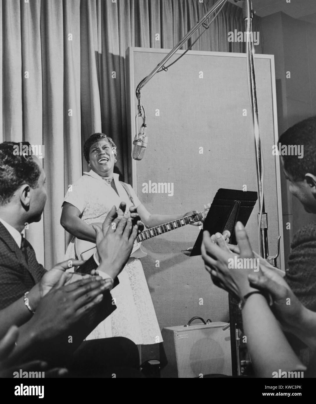 Suor Rosetta Tharpe, "madrina di Rock'n'roll', effettuando in un MGM studio nel 1961. Il suo vangelo le registrazioni erano una miscela unica di testi spirituali e ritmiche/inizio di roccia accompagnamento. (BSLOC 2015 14 167) Foto Stock