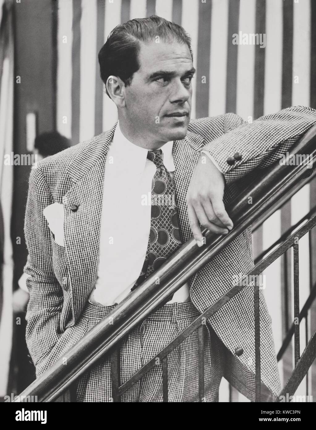 Frank Capra, regista, a bordo della SS Rex proveniente dall' Italia a New York, 24 giugno 1937. (BSLOC 2015 14 169) Foto Stock