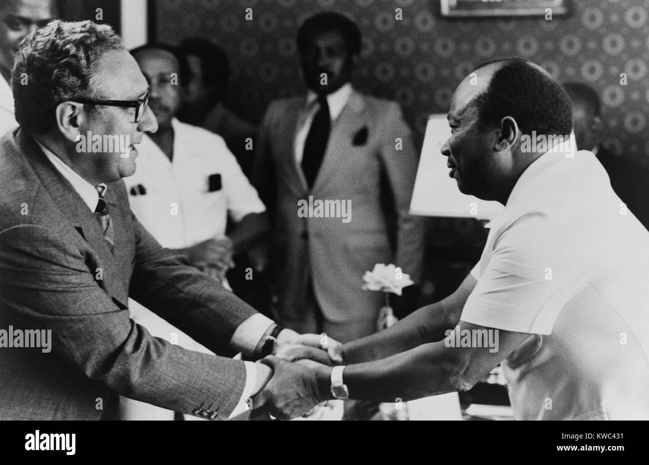 Presidente liberiano William Tolbert Jr e Henry Kissinger stringo mani. ?Maggio 1, 1976. Kissinger era su una nazione 7 tour di African dal 24 aprile-maggio 5, 1976. (BSLOC 2015 14 51) Foto Stock