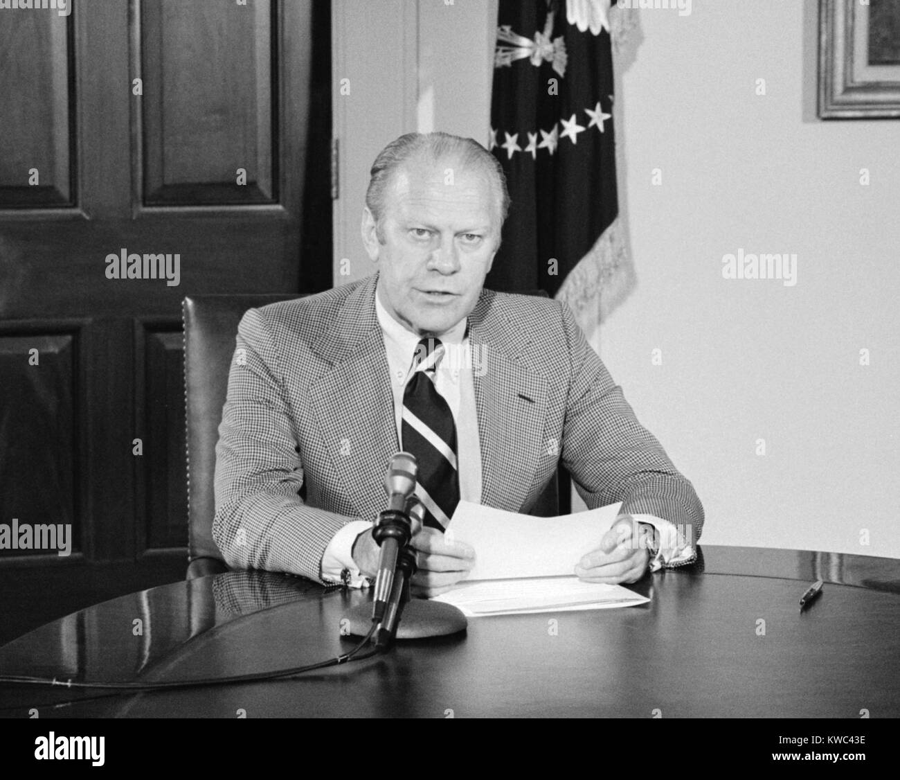 Presidente Gerald Ford annuncia amnistia per la guerra del Vietnam era progetto evasori e disertori. L amnistia è stata condizionate alla riaffermazione della loro fedeltà agli Stati Uniti e due anni di lavoro in un servizio pubblico di lavoro. Casa Bianca, Sett. 16, 1974. (BSLOC 2015 14 57) Foto Stock