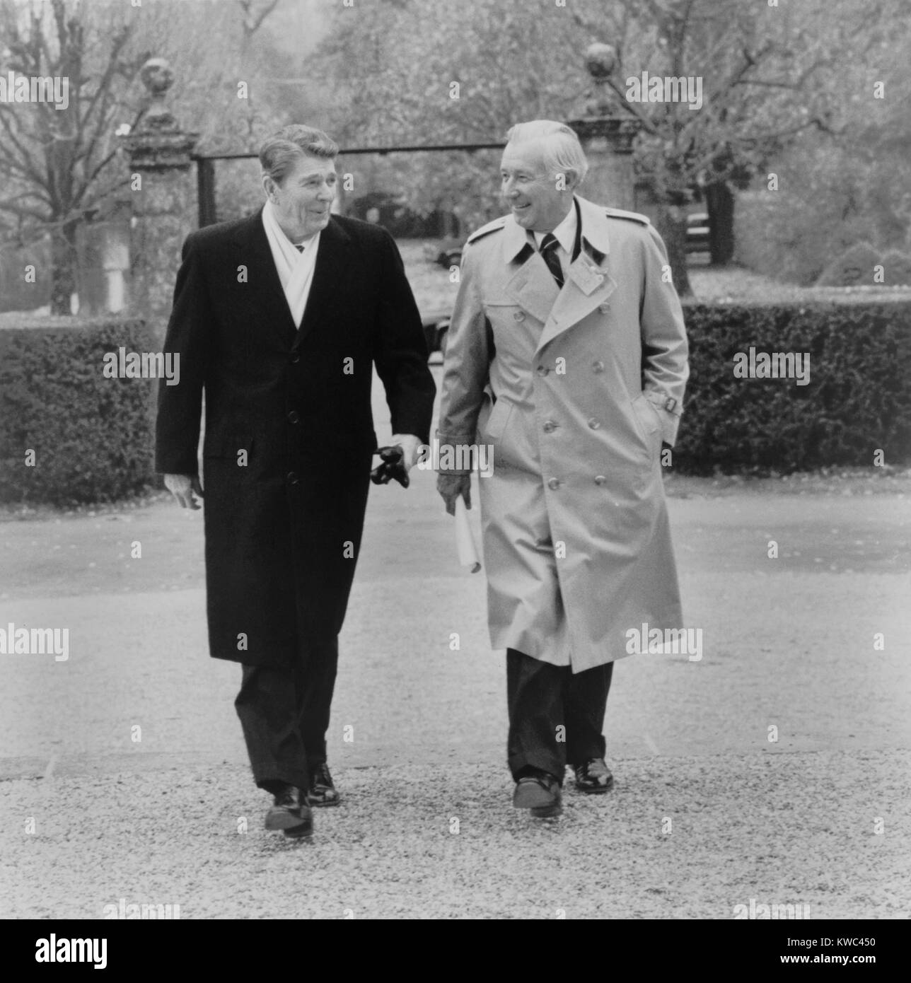 Il Presidente Ronald Reagan e Donald Regan, Capo del Personale della Casa Bianca, nov. 1985. Essi sono stati a Ginevra, in Svizzera, nel corso di un incontro al vertice con il leader sovietico Mikhail Gorbachev. (BSLOC 2015 14 75) Foto Stock