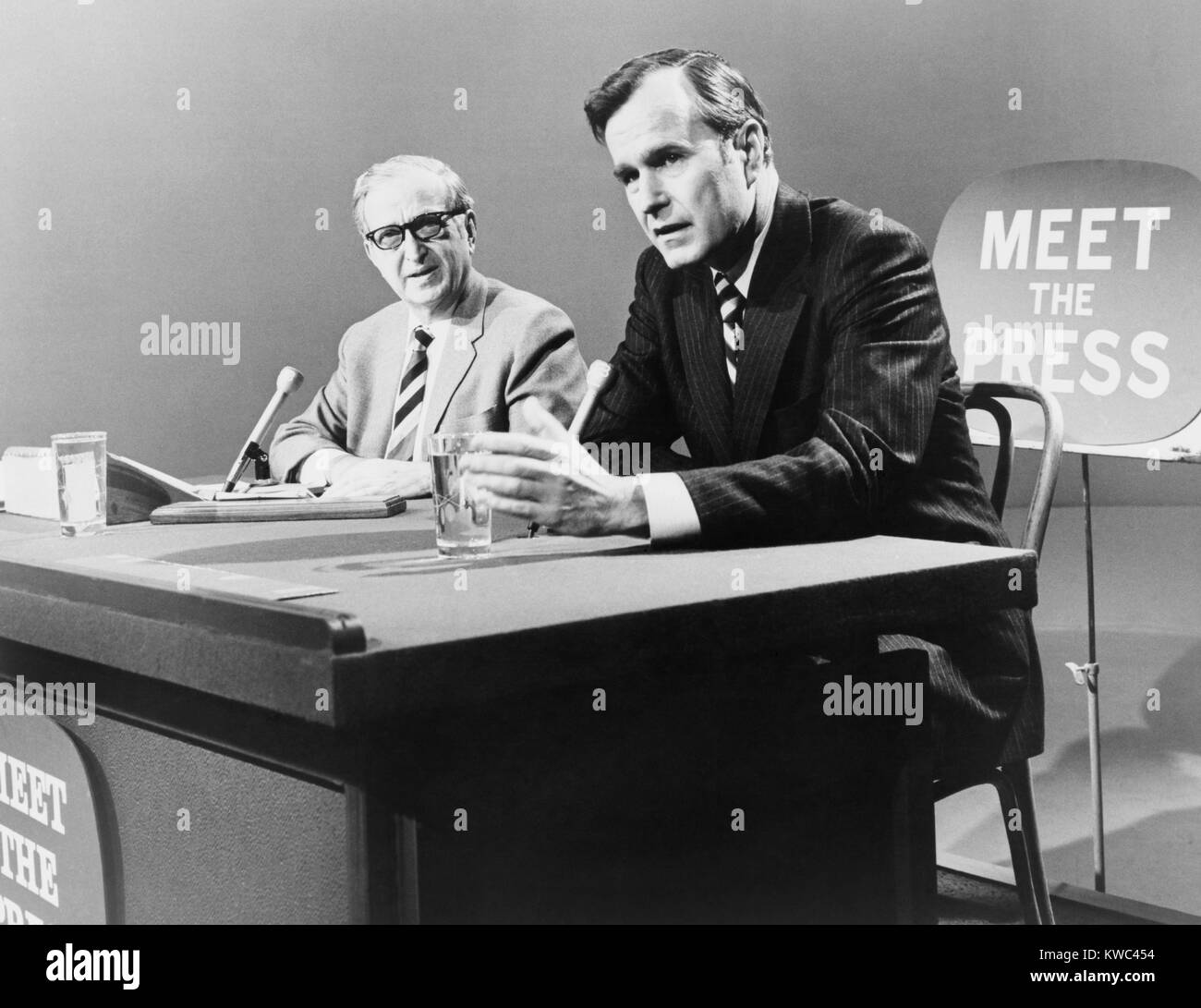 George H. W. Bush sul 'Meet Stampa" programma TV in 1971. Il futuro U.S. Il Presidente è stato poi il Signor Ambasciatore presso le Nazioni Unite. (BSLOC 2015 14 79) Foto Stock