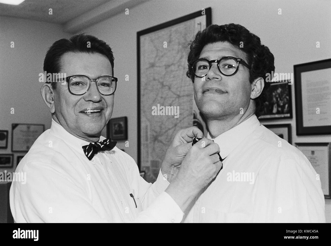 Il senatore Paul Simon si raddrizza comico e futuro senatore Al Franken il filtro bow tie. Giugno 5, 1991. Esse sono state preparando per un Citizen Action la cena in onore di Simon presso il Mayflower Hotel di Washington, D.C. (BSLOC 2015 14 84) Foto Stock